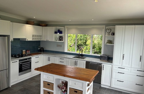 Colville House | Blue Haven - Stunning Views/Private/Pet Friendly/With Self Contained Cabin/Wi-Fi