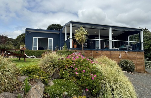 Colville House | Blue Haven - Stunning Views/Private/Pet Friendly/With Self Contained Cabin/Wi-Fi