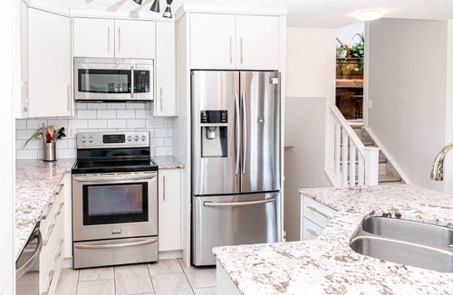 Red Deer House | Boho Oasis, 3000 sq ft, hot tub, 20 min. to the beach!