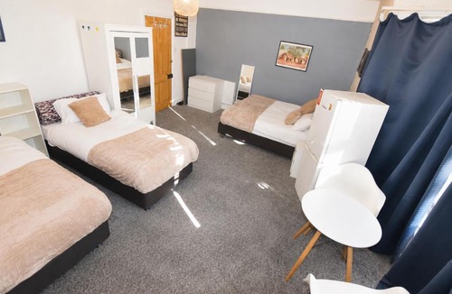 Northampton House | Bostock Villa, Northampton Centre, Large-rooms, Recently refurbished, Netflix, Communal spaces