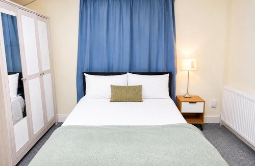 Northampton House | Bostock Villa, Northampton Centre, Large-rooms, Recently refurbished, Netflix, Communal spaces