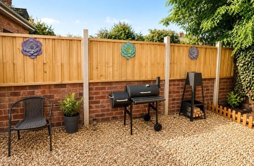 Northampton House | Bostock Villa, Northampton Centre, Large-rooms, Recently refurbished, Netflix, Communal spaces