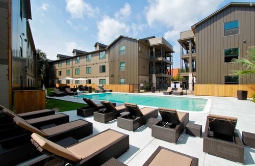 Riverside Apartment | Boulevard Stays Prime Location Cozy Bed, Pool and Free Parking