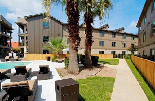 Riverside Apartment | Boulevard Stays Prime Location Cozy Bed, Pool and Free Parking