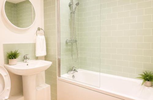 Bourne House | Boutique 2Bed Townhouse | Bourne Centre | Sleeps 4