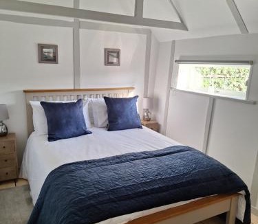 Ryde House | Boutique, cute seaside themed barn, private hot tub, 2 bedroom, sauna & gym