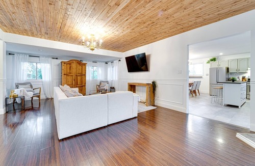 Niagara-on-the-Lake House | BOUTIQUE WINE COUNTRY HOME WITH POOL AND HOT TUB