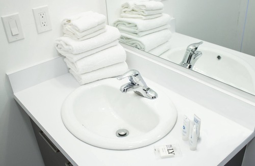 Bowmanville Hotel | Bowmanville Marina Inn & Suites