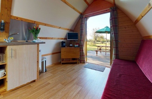 Leighton Buzzard House | Braeburn - Delightful en-suite wigwam on canal