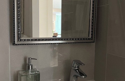 Saanich East Bed & Breakfast | Brand New! 1 bedroom BnB in the Cadboro Bay beach village & short walk to UVIC
