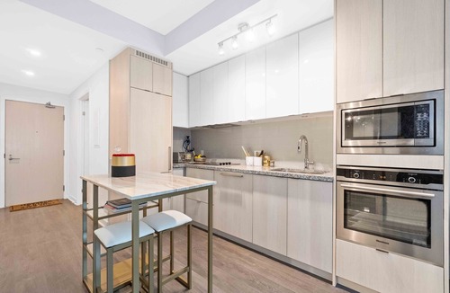 Downtown Toronto Apartment | Brand new highrise condo steps away frm CN tower
