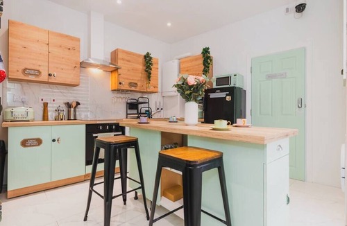 Sneinton Apartment | Break through the dance at Baila Casa