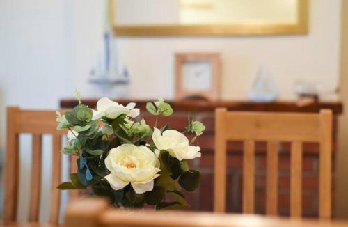 Fareham House | Breakfast With A View Free Parking and Water Access