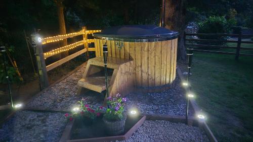 Northampton House | Brewers Bolt Cozy Unique Shepherds Hut - Hot Tub!