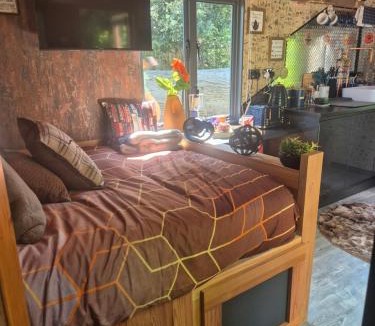 Northampton House | Brewers Bolt Cozy Unique Shepherds Hut - Hot Tub!