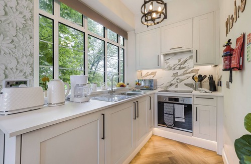 Montpelier Apartment | Bright 1-Bed Apartment with Balcony in the Heart of Brighton