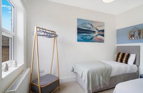 Kempston House | Bright 3BR Home in Bedford, Sleeps 5