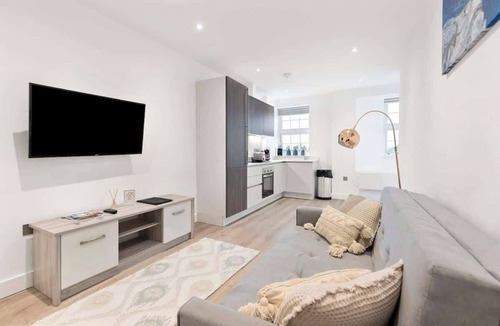 Golders Green Apartment | Bright and Spacious Apartment - Excellent Location