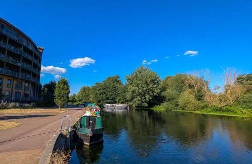 Leabridge Apartment | Bright and Trendy 1BDR Canalside Flat in Hackney