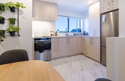 Christchurch City Centre House | Bright Cityside 4BR Sunlit Balcony at Tuam St