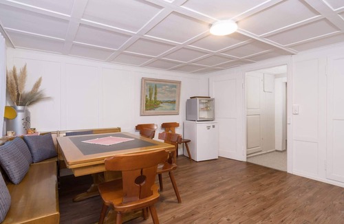 Naefels House | Bright Double Room near Glarus, Shared Bath