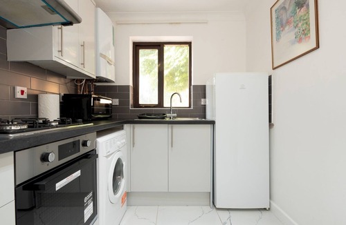 Burnt Oak House | Bright & Modern 3BR - 5 Mins to Tube, Free Parking | Pass The Keys
