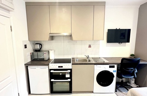 West Hendon Apartment | Bright Modern, Private Apartment, 15 Mins To Central London