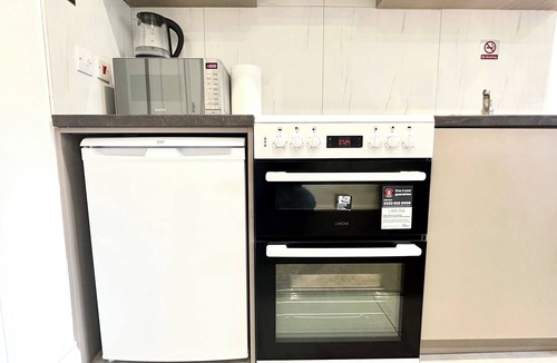 West Hendon Apartment | Bright Modern, Private Apartment, 15 Mins To Central London