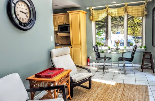 Picton House | Bright Sky, Sheba’s Island, sleeps12 - near Sandbanks Prince Edward County