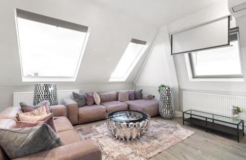 Golders Green Apartment | Bright & Spacious 2-Bedroom Top Floor Apartment