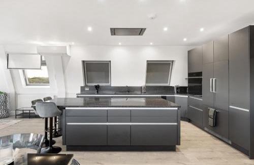 Golders Green Apartment | Bright & Spacious 2-Bedroom Top Floor Apartment