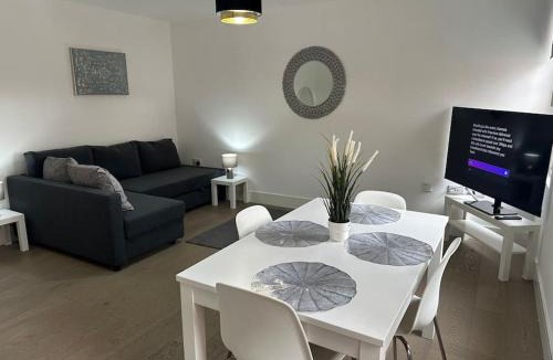 Brentwood Apartment | Bright, spacious and modern flat