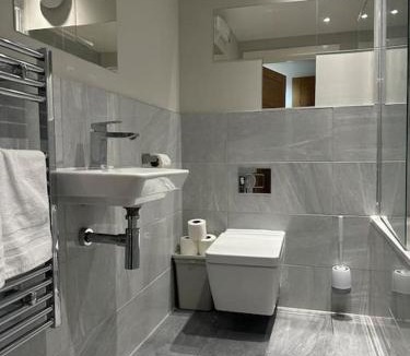 Brentwood Apartment | Bright, spacious and modern flat