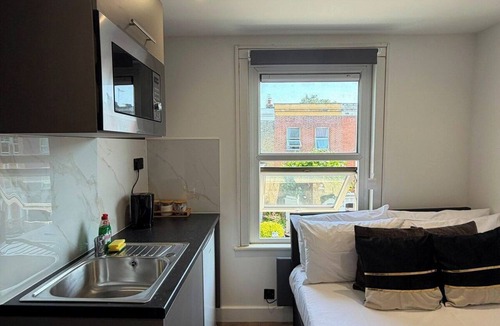 Leabridge Apartment | Bright Top Floor Hackney Studio Near the City