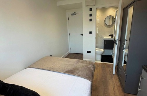 Leabridge Apartment | Bright Top Floor Hackney Studio Near the City