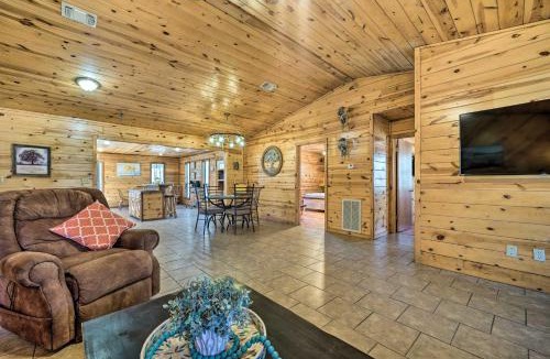 Broken Bow House | Broken Bow Getaway: Hot Tub, Grill & Fire Pit