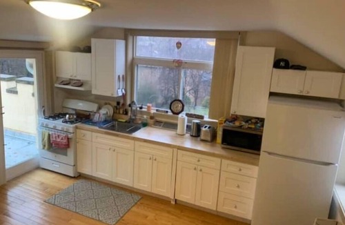 North Riverdale Apartment | Bronx Castle Penthouse Sunny 1BR