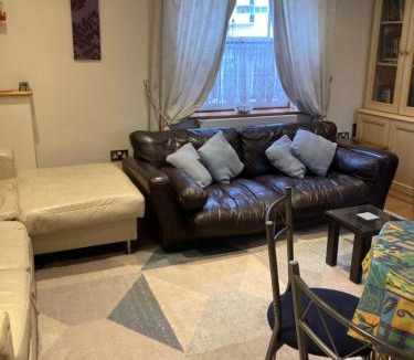 Hoddesdon Apartment | Broxbourne Two-Bedroom Apartment Close To Amenities