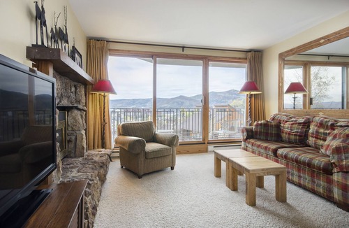 Steamboat Springs Condo | BT301 | Mountainside Condo | Great views | Winter Shuttle | Ski In | Hot Tub