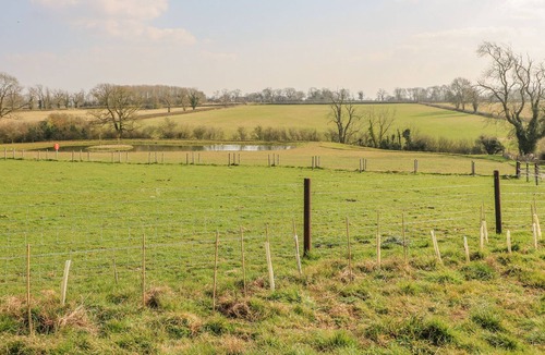 Gumley Cottage | BUDDY (SHEPHERDS HUT), pet friendly, with hot tub in Kibworth