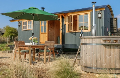 Gumley Cottage | BUDDY (SHEPHERDS HUT), pet friendly, with hot tub in Kibworth