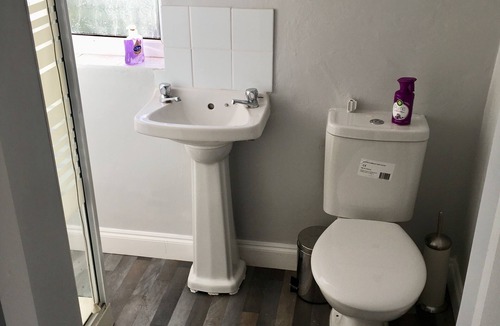 Clowne House | BUDGET ACCOMMODATION MINS FROM JUNCTION 30M1 FREE PARKING. Chesterfield