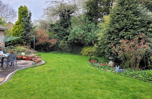 Oadby House | Bungalow - Sleeps 6 - Garden - Wheelchair Access