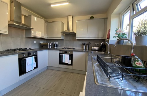 Slough Ski Chalet | Burnham/Slough Spacious Six Bedroom House