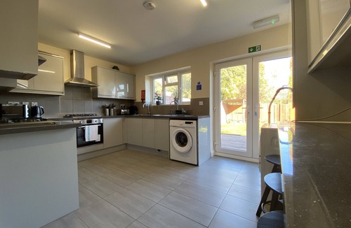 Slough Ski Chalet | Burnham/Slough Spacious Six Bedroom House