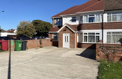 Slough Ski Chalet | Burnham/Slough Spacious Six Bedroom House