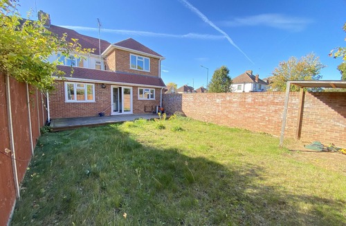 Slough Ski Chalet | Burnham/Slough Spacious Six Bedroom House