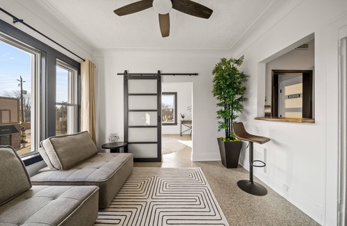 Kingsville Apartment | Business Travellers, Couples STAY DOWNTOWN KINGSVILLE Cozy Private SUITE - 1 bed