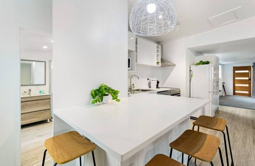 Sandringham Apartment | Calgary Cottage with Deck and Air-conditioning