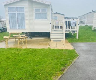 Tattershall Cabin | Calypso Hot Tub Breaks Tattershall Lakes Pet Friendly